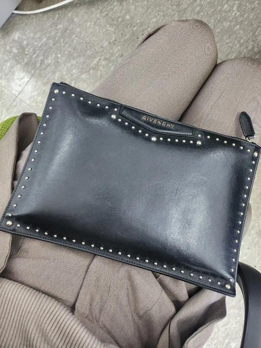 지방시파우치