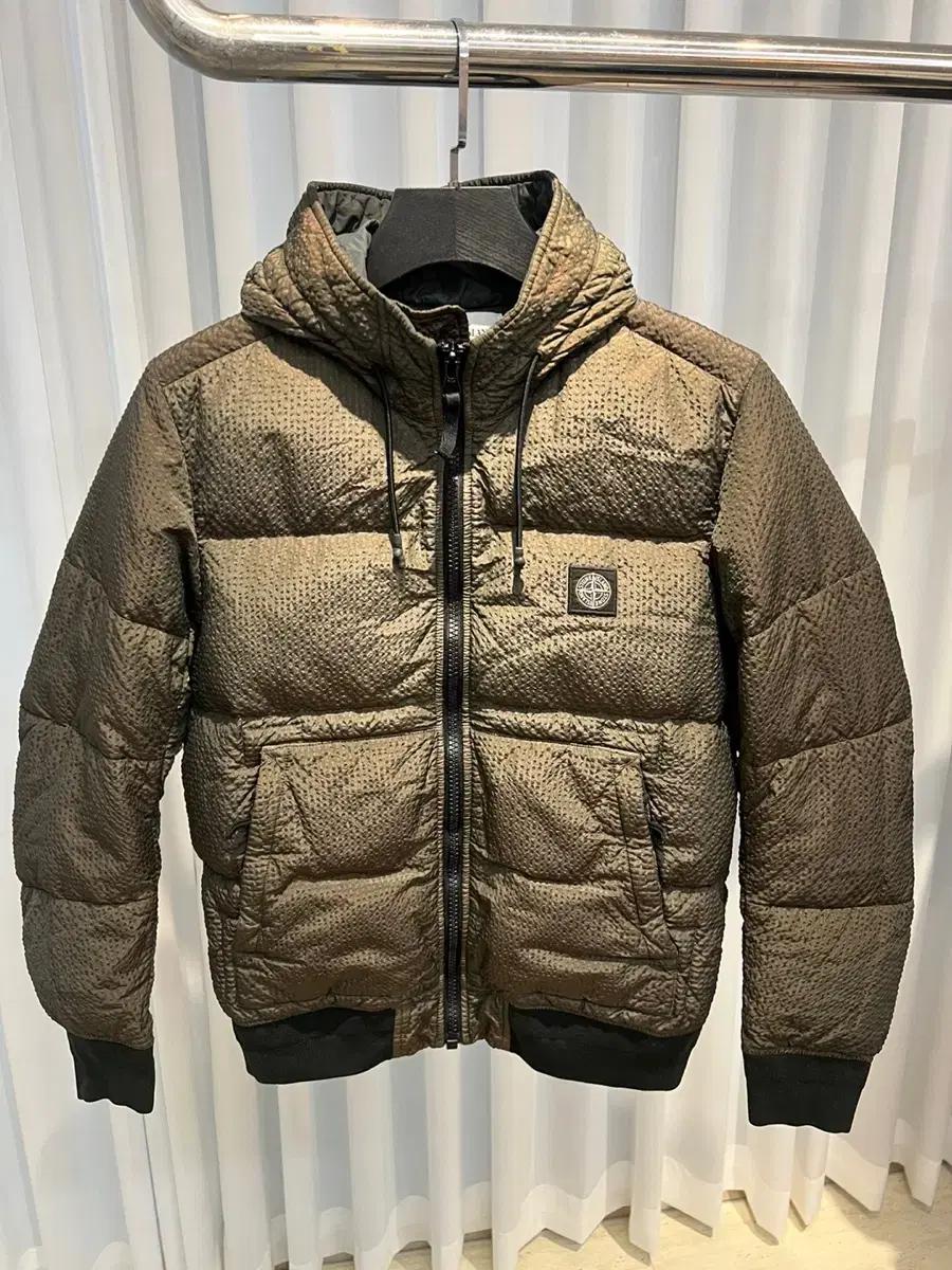 (20FW/ S) 스톤아일랜드 폴리컬러 로고 프레임 다운패딩 후드