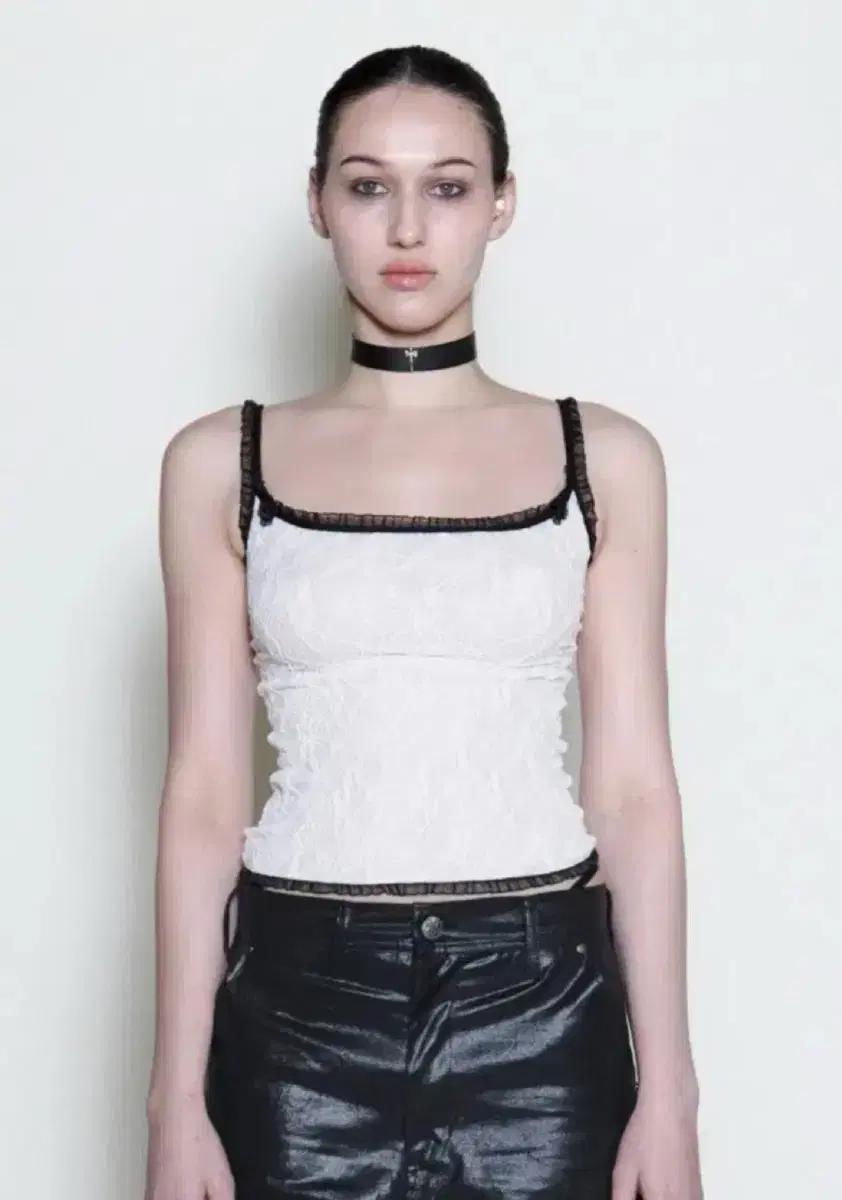 힐다 Lace Rose-decorated Sleeveless