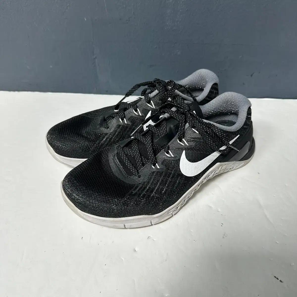 235 나이키 메트콘3 블랙 스니커즈