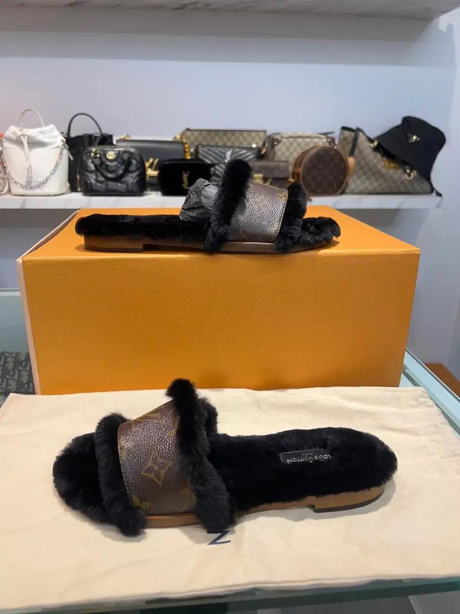 (36) 루이비통 여성 모노그램 시어링 털 슬리퍼 샌들