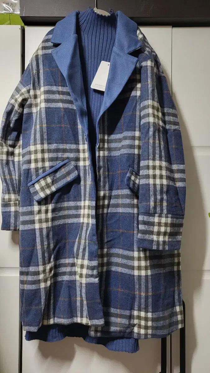 체크무늬 코트와 원피스 세트