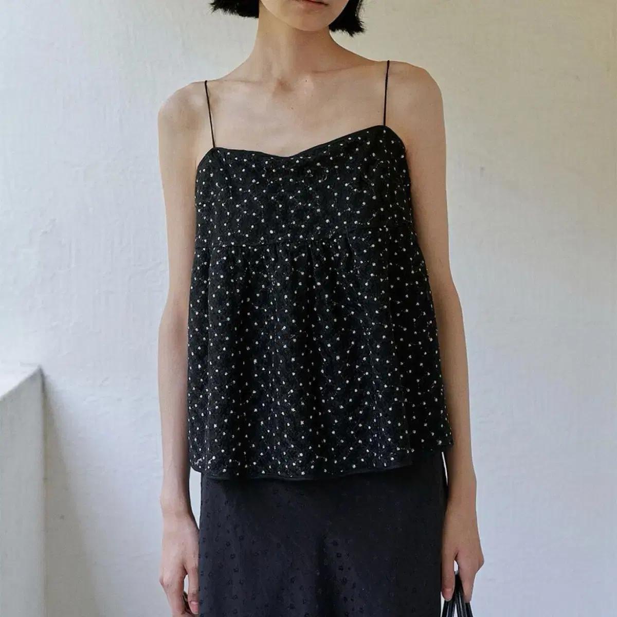 lo61 엘오61 Ivy Embroidery Top in Black