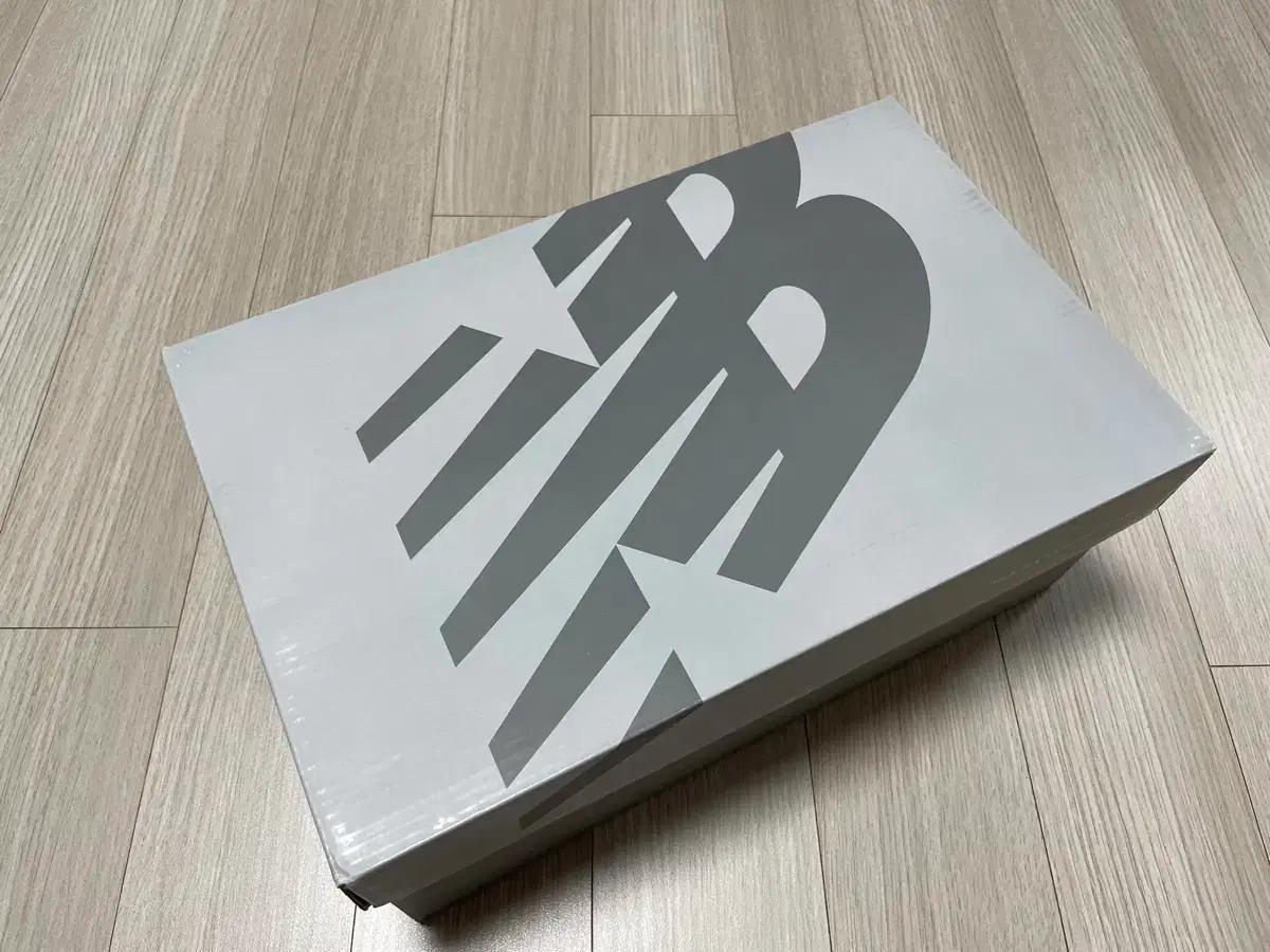 Kith x newbalance 990v2 판매합니다