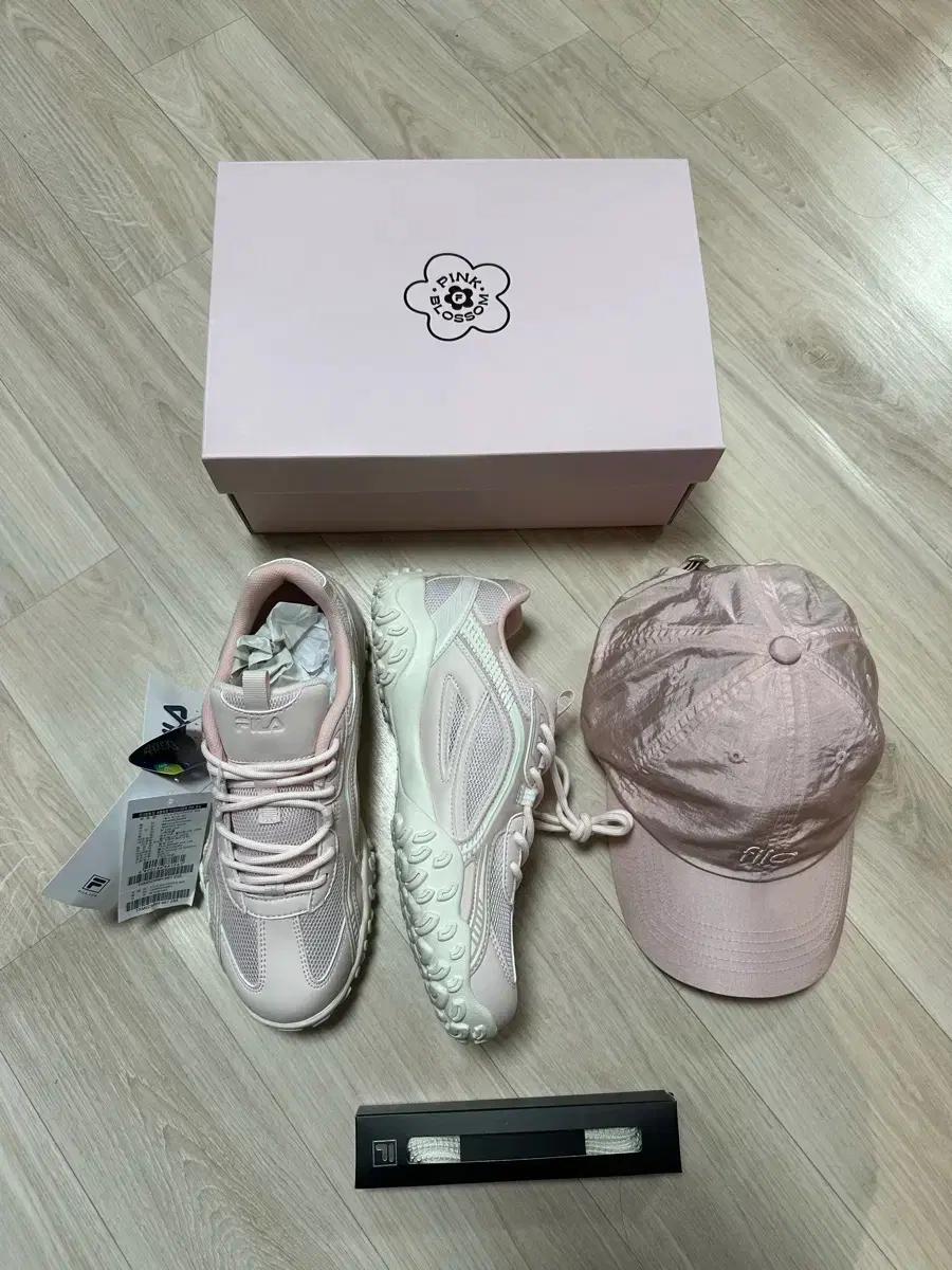 한소희 착용/ 휠라 에샤페 블라썸 & 로고 볼캡