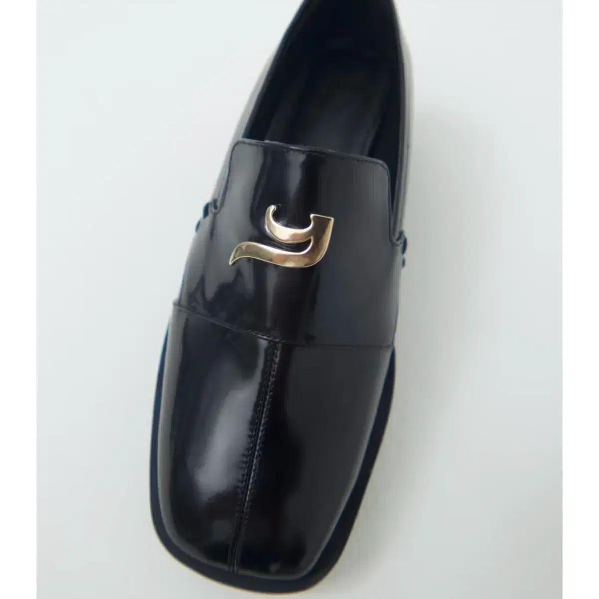 (새상품) 이에이에 소가죽 로퍼 230 블랙