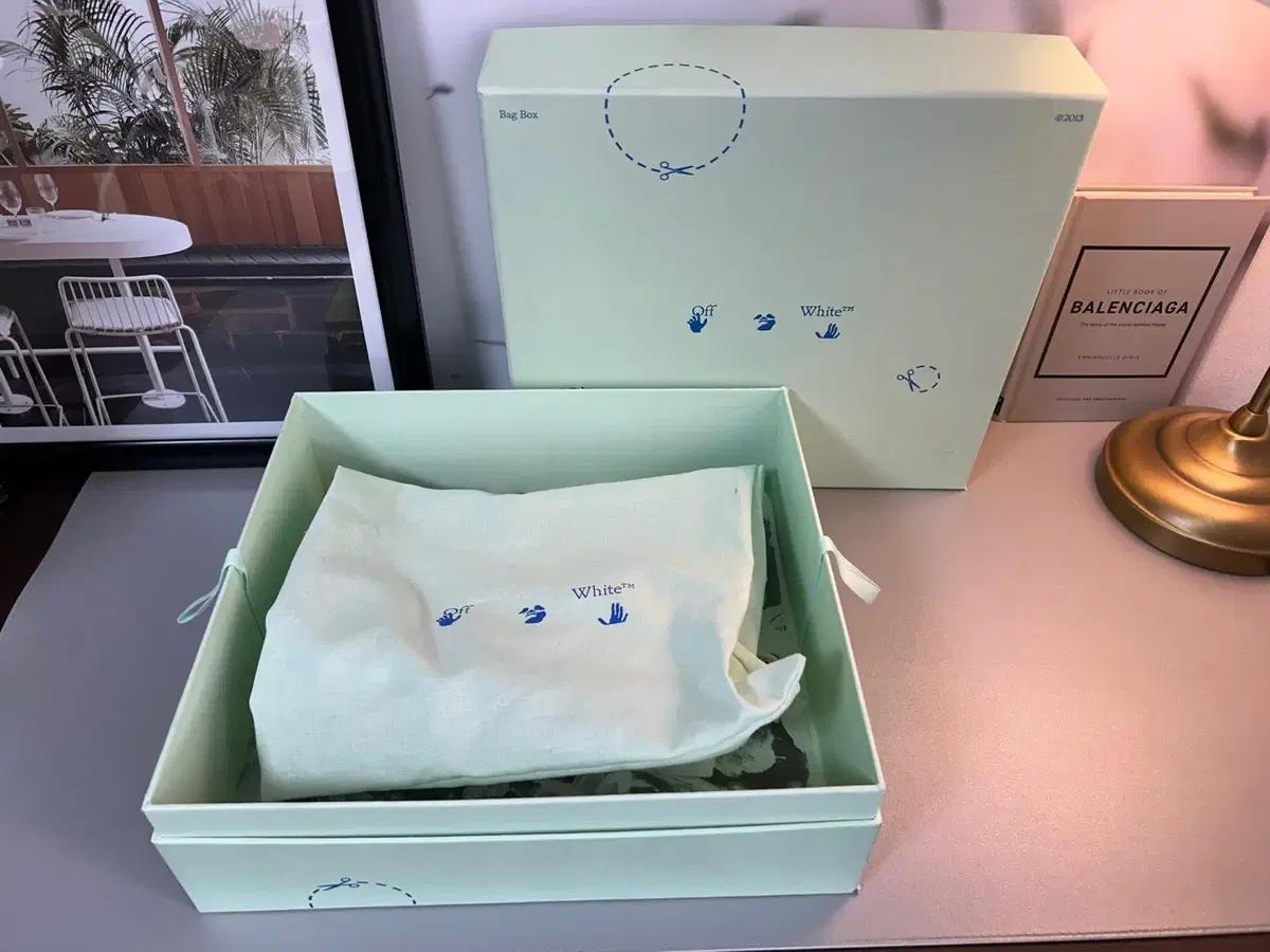 LOEWE 로에베 / 오프화이트 / 상자+ 더스트