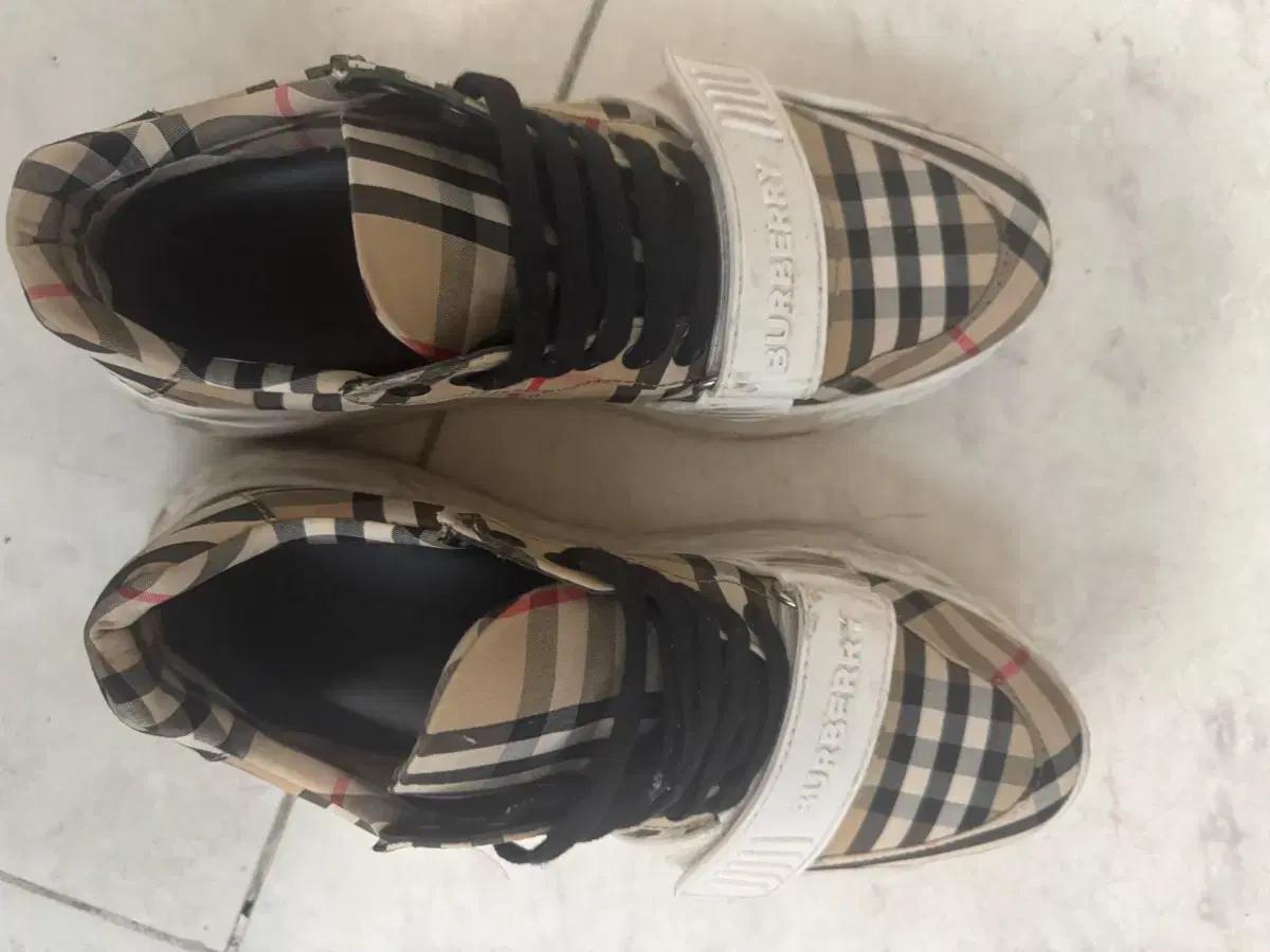 버버리 남성 체크 스니커즈