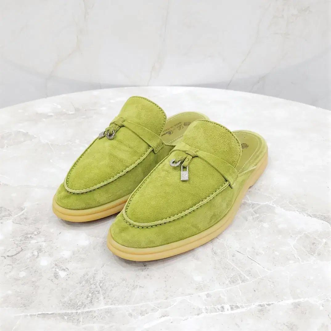 36.5 / 로로피아나 바부슈 참스 스웨이드 뮬 슬리퍼