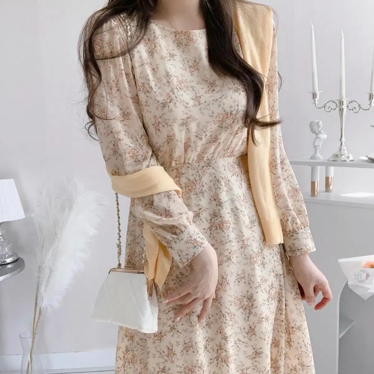 [새상품] 라운드 스트랩 잔꽃 셔링 플라워 맥시 롱 쉬폰원피스 하객룩