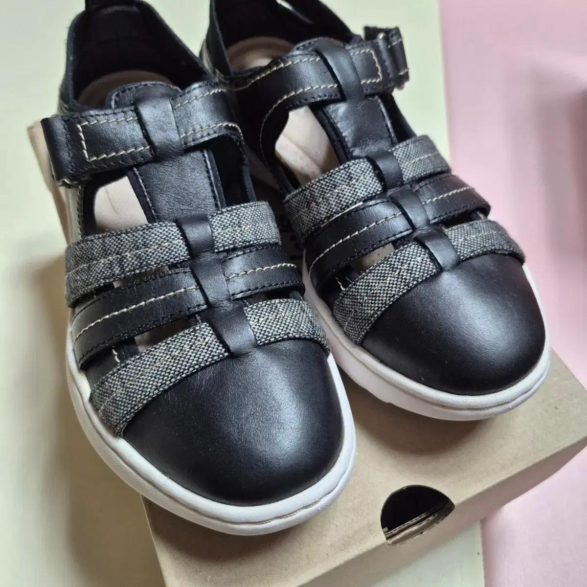 클락스 여성 티건 스텝 로퍼 블랙 가죽 샌들 신발 235 새상품