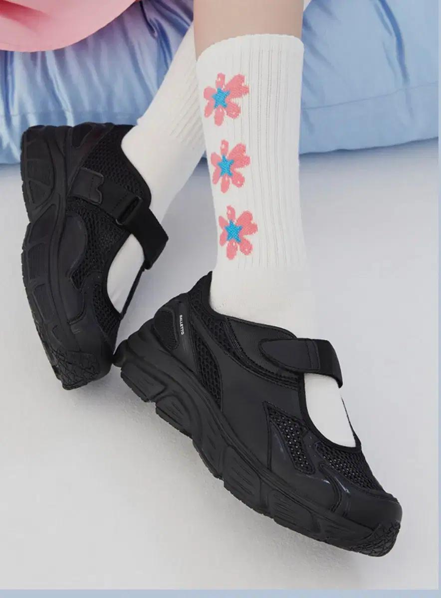 디아도라 발레토 운동화 스니커즈 블랙 240 (안소희 착용)6만원 팝니다