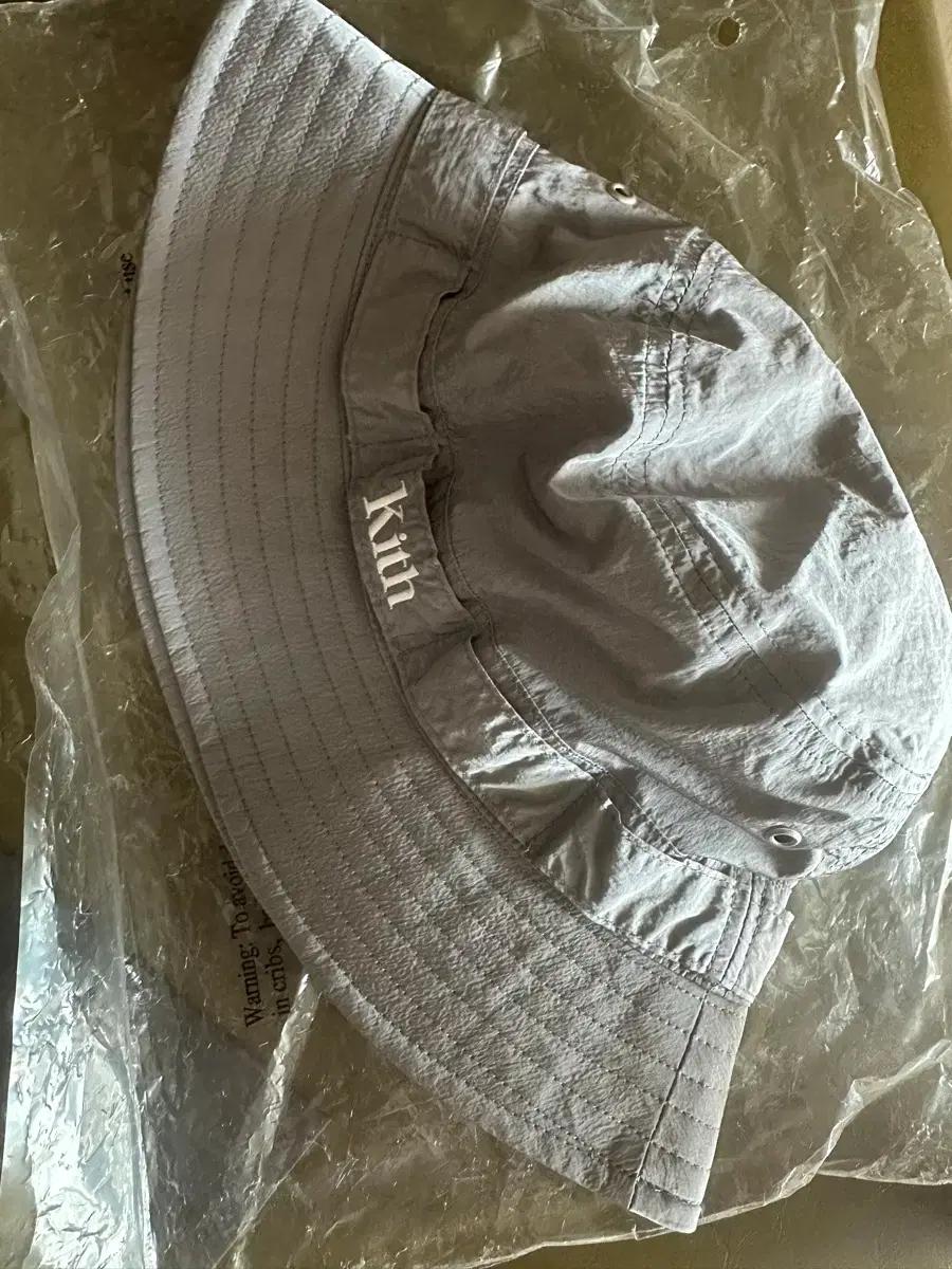 Kith wrinkle nylon serif bucket hat 팝니다.
