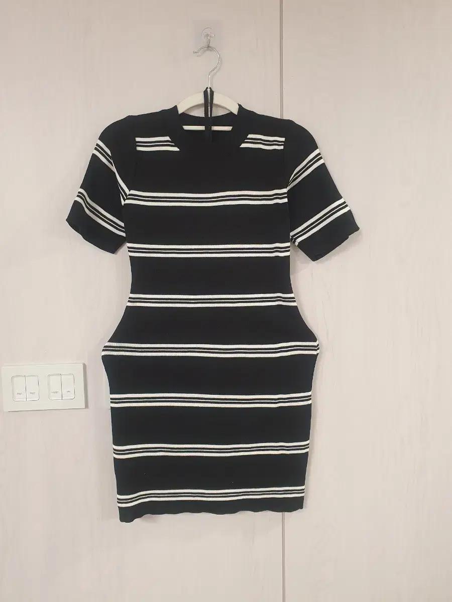 흑백 줄무늬 니트미니 원피스