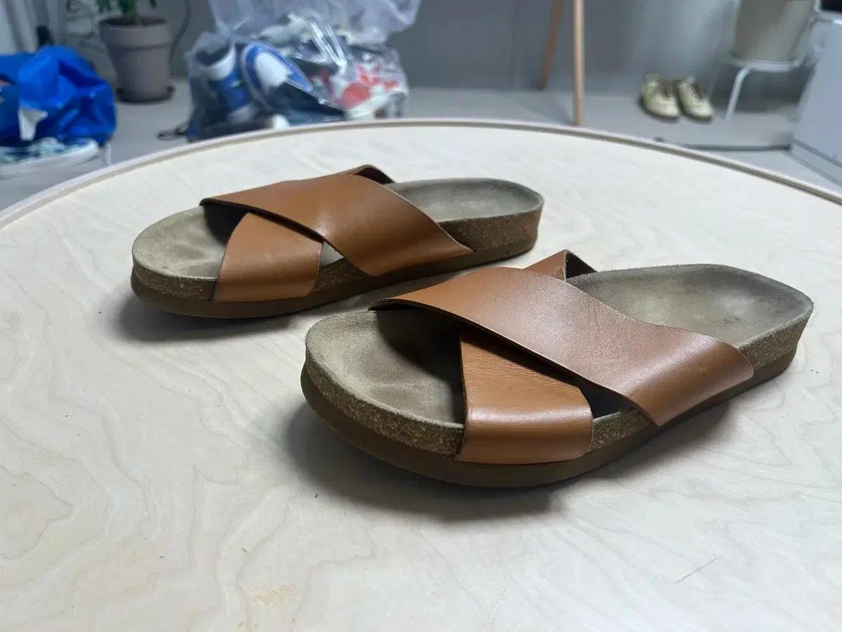 A.P.C. 크로스 가죽 샌들
