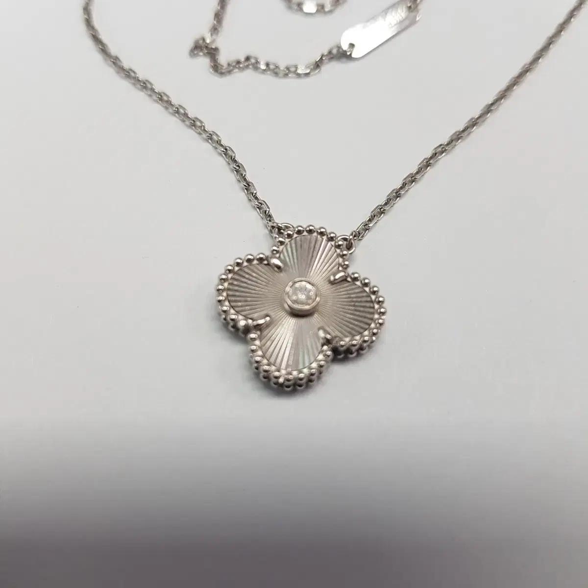 Van Cleef & Arpels 알함브라 목걸이 홀리데이 2020 실버