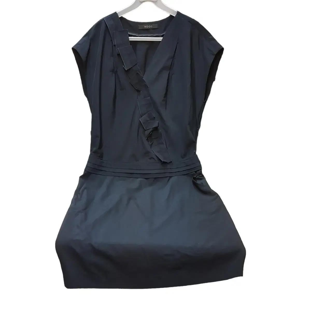브랜드 mogg 네이비 컬러이며 여름철에 시원한 원피스
