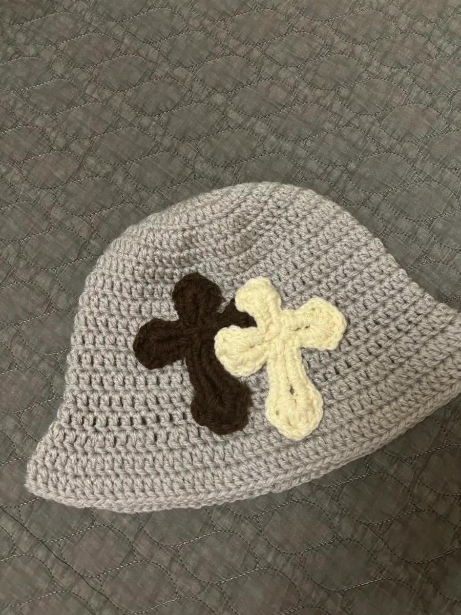 Y.a.r.n 화이트 크로스패치 니트 버킷햇 라이트그레이