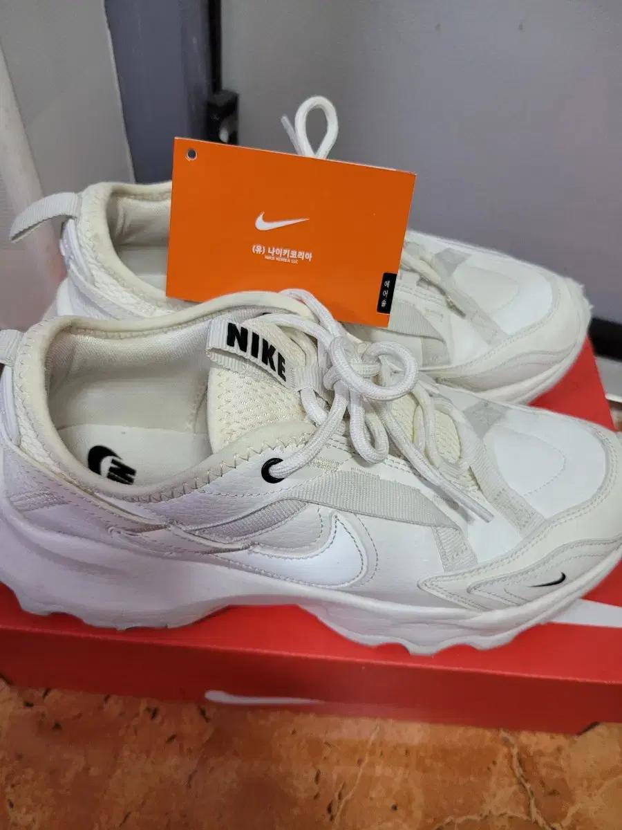 나이키   써밋화이트   235