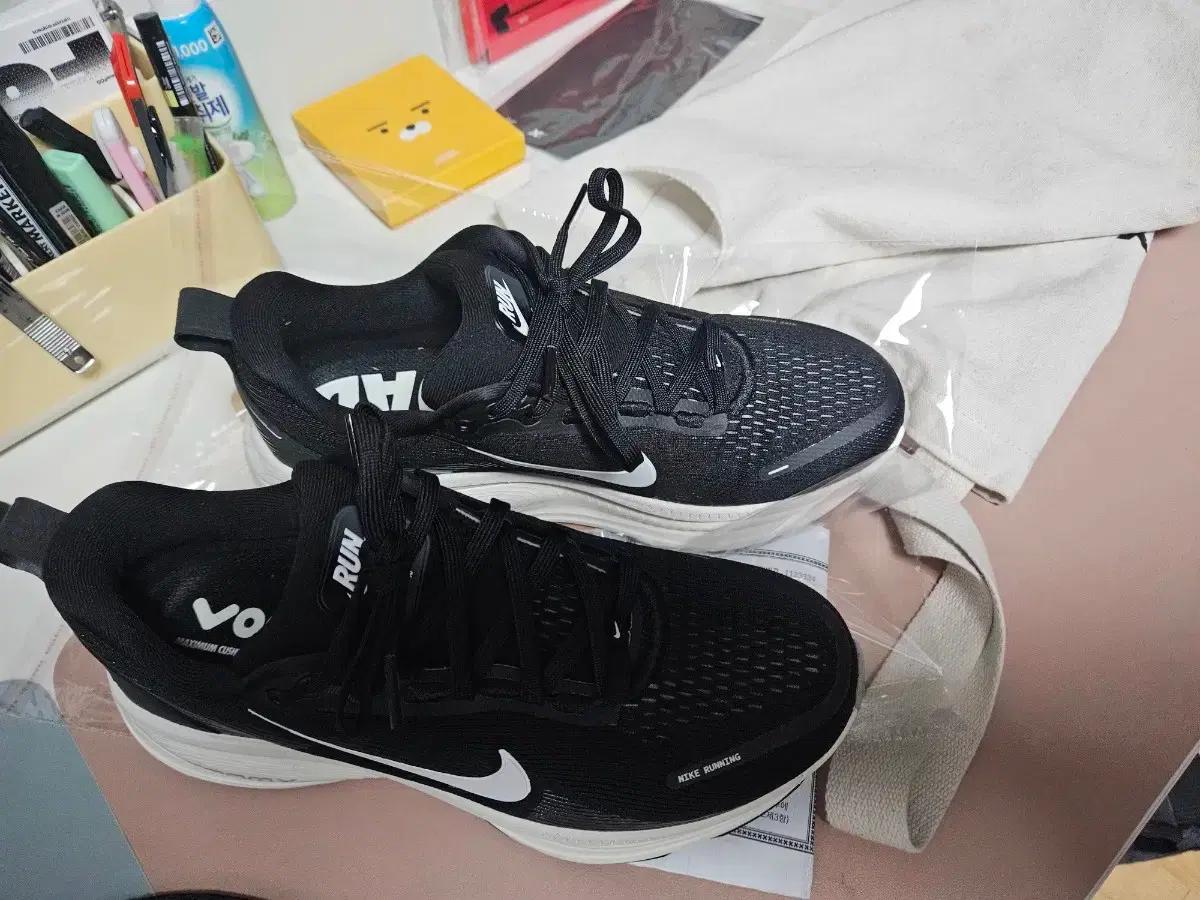 나이키 런닝화 보메로18 남자 250사이즈