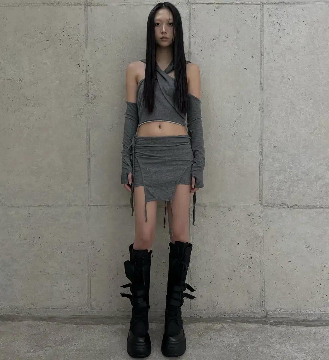 보헴서 OFF SHOULDER CROSS HOODIE