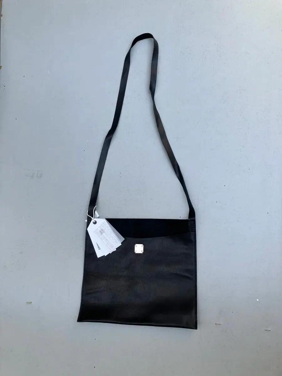 구이디 PKT2 소프트 홀스 풀 그레인 패스포트 백 블랙