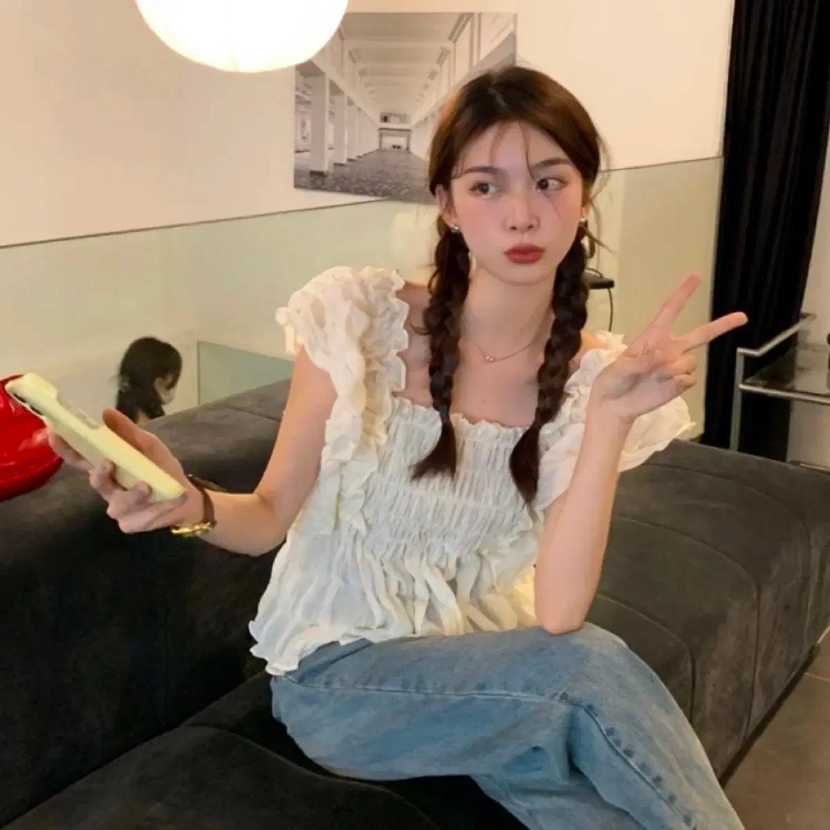 프릴 쉬폰 스퀘어넥 나시 블라우스