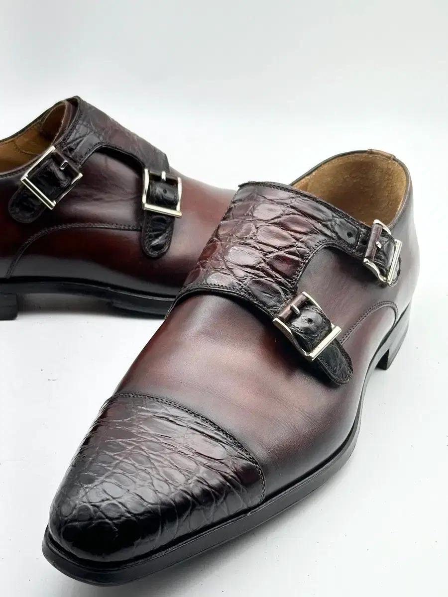 정픔)맥나니 Magnanni 악어가죽구두240