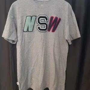 나이키 NSW 그레이 티셔츠