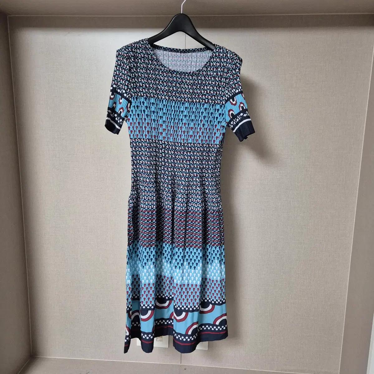 66-77)플리츠 프린트 반팔 미디 원피스