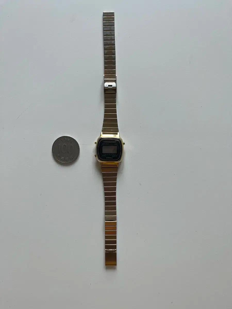 Casio LA670W 여성용 금장 시계