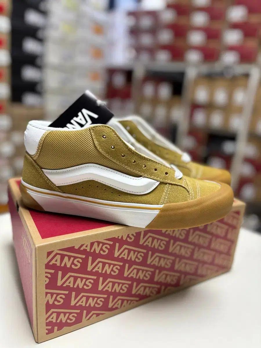225 반스 VANS 뉴 미드 골든브라운 스니커즈 VN000CQ95SM