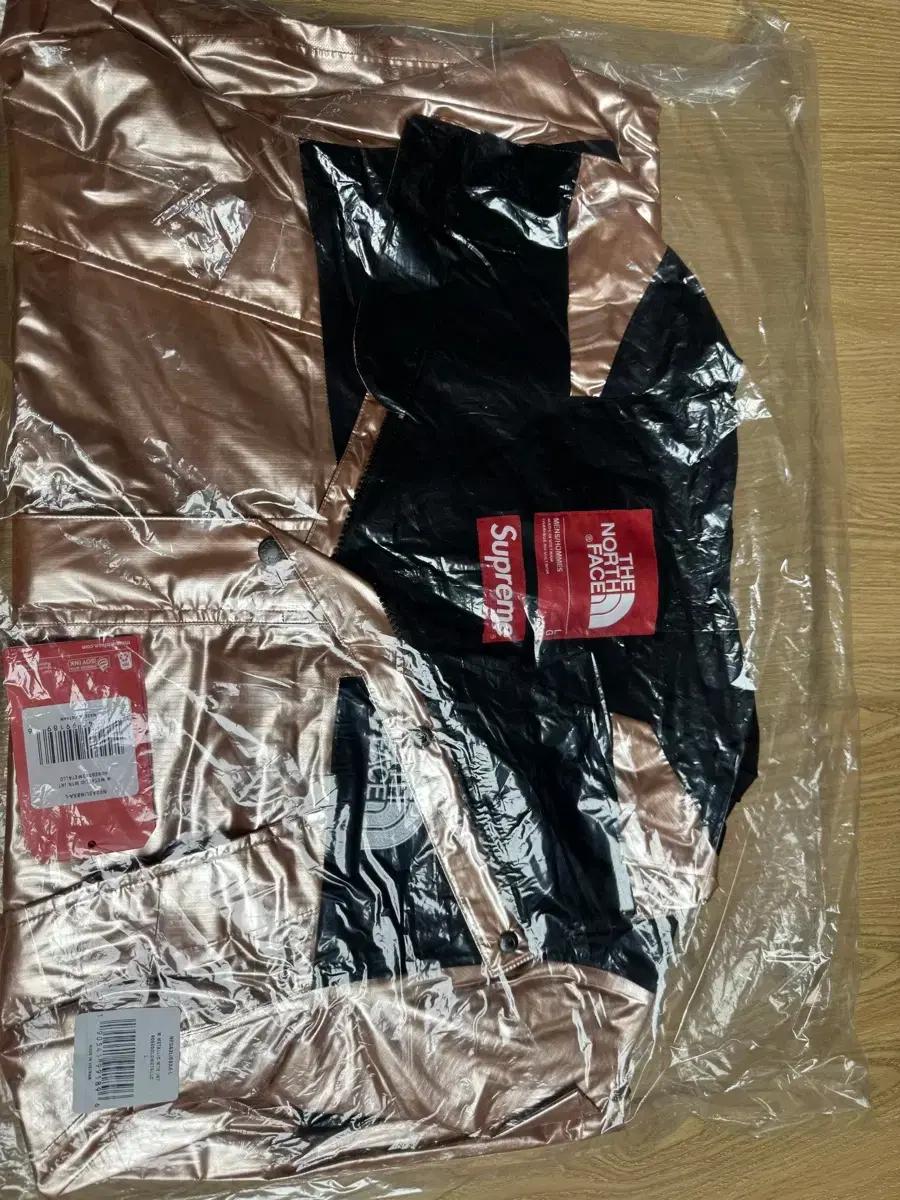 Supreme x The North Face Metallic Mounta