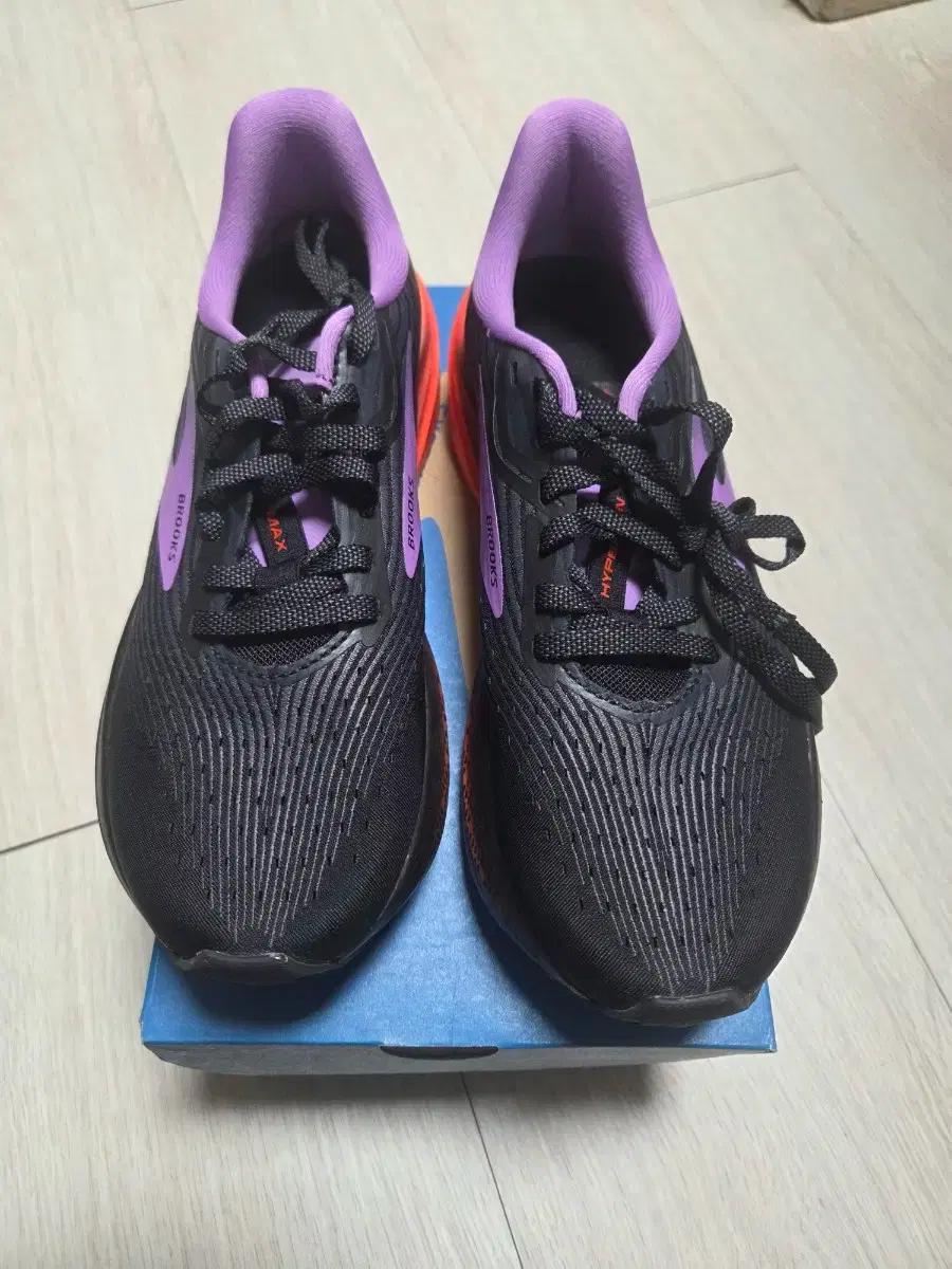 브룩스 하이페리온 맥스 220mm 판매합니다