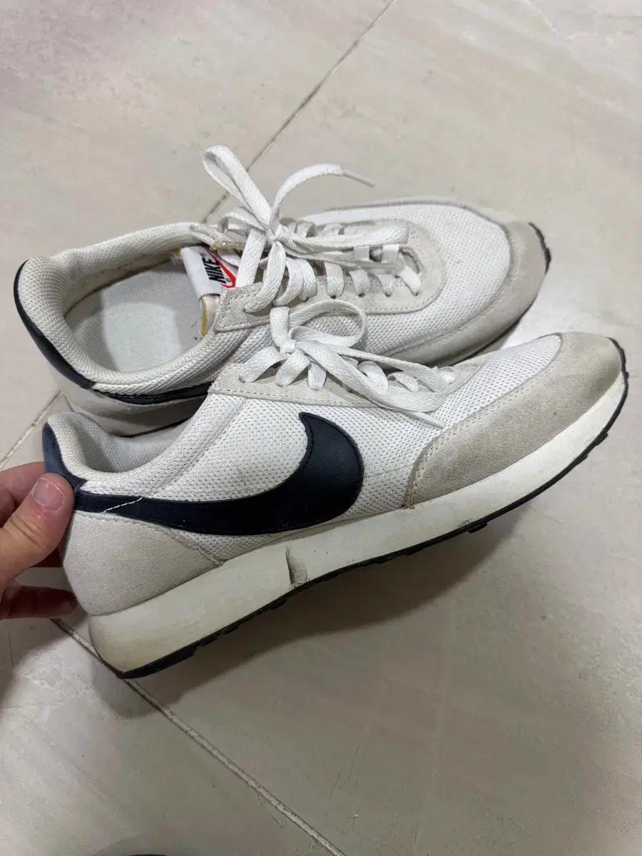 나이키 테일윈드 흰검