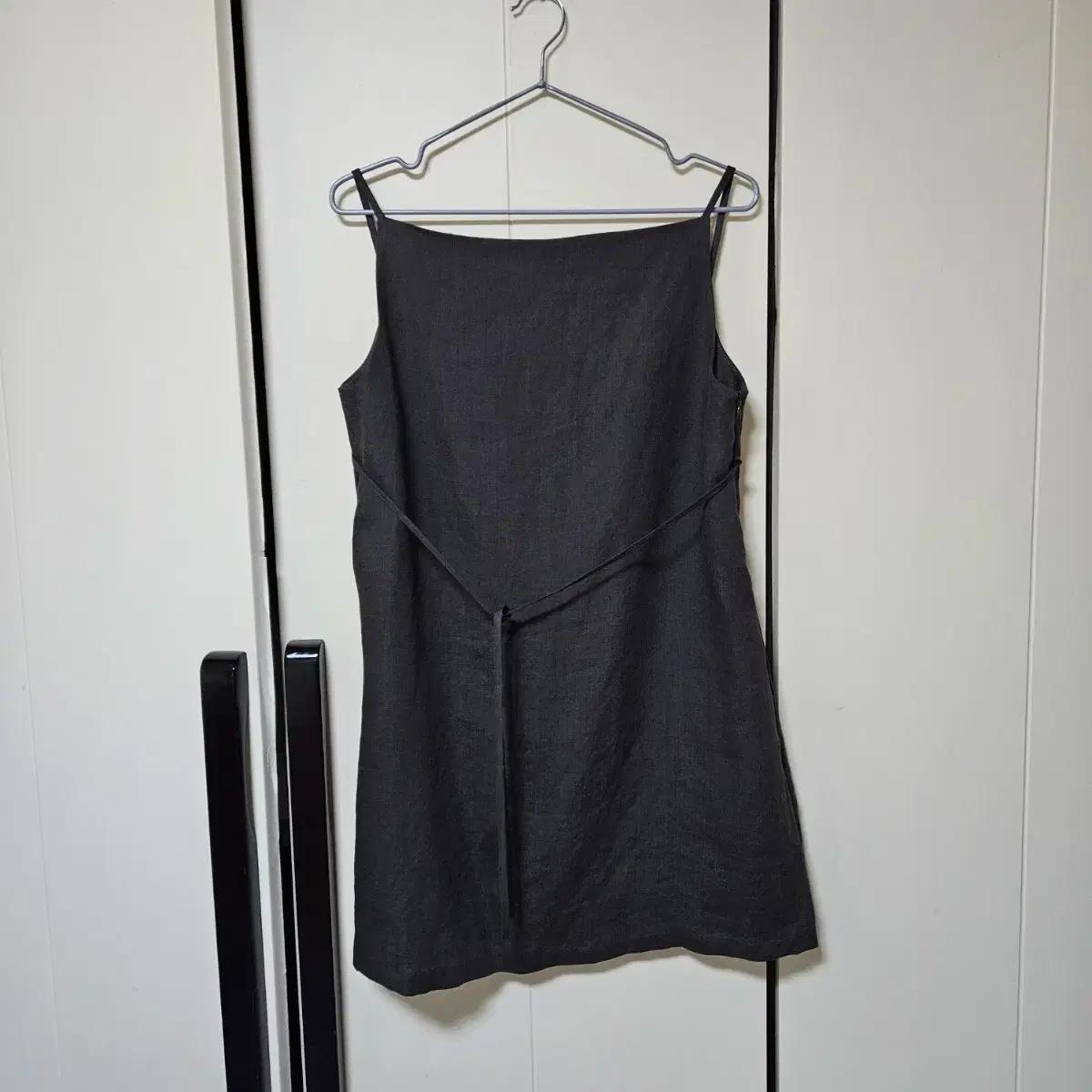 [새상품] 린넨 허리 리본 포켓 뷔스티에 미니 원피스(챠콜) 레이어드템