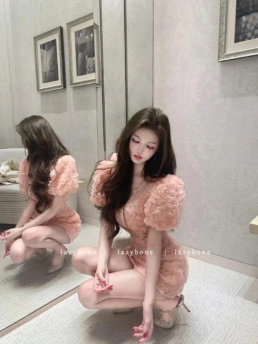 (해외배송) 라피네 플라워 코사지 미니 원피스, 퍼프 소매 레이스 드레스