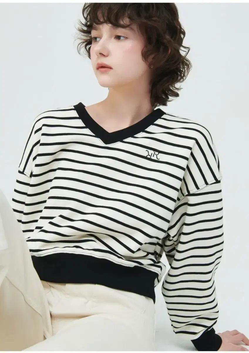 ronron_ 브이넥 크롭 스웻셔츠 (black stripe)
