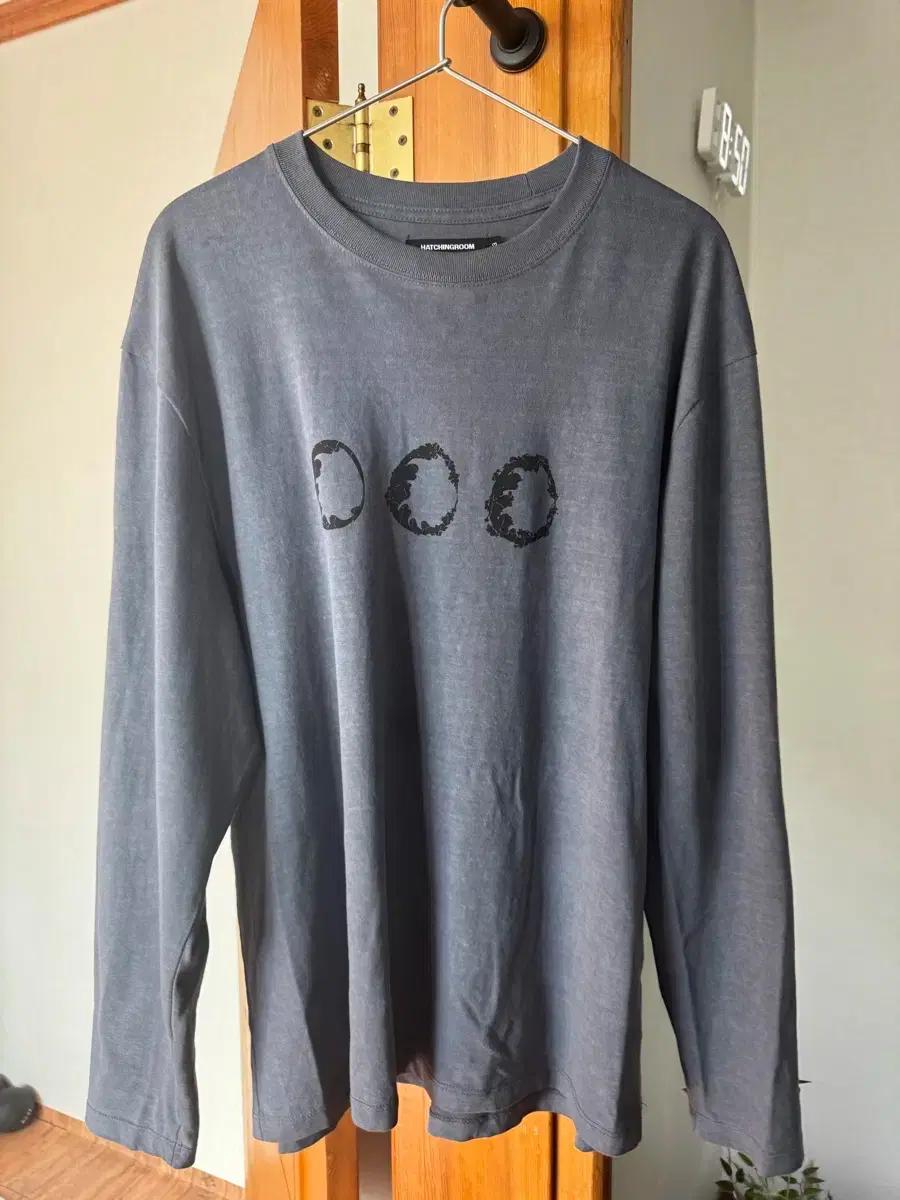 해칭룸 롱슬리브 Floral Egg Tee Dyed Blue