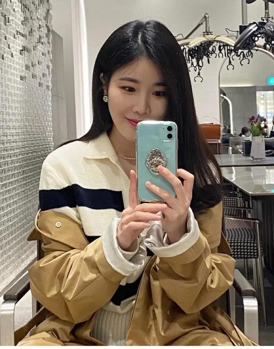 (단종)(강민경 착용) 아비에무아 오픈 칼라 스트라이프 스웨터