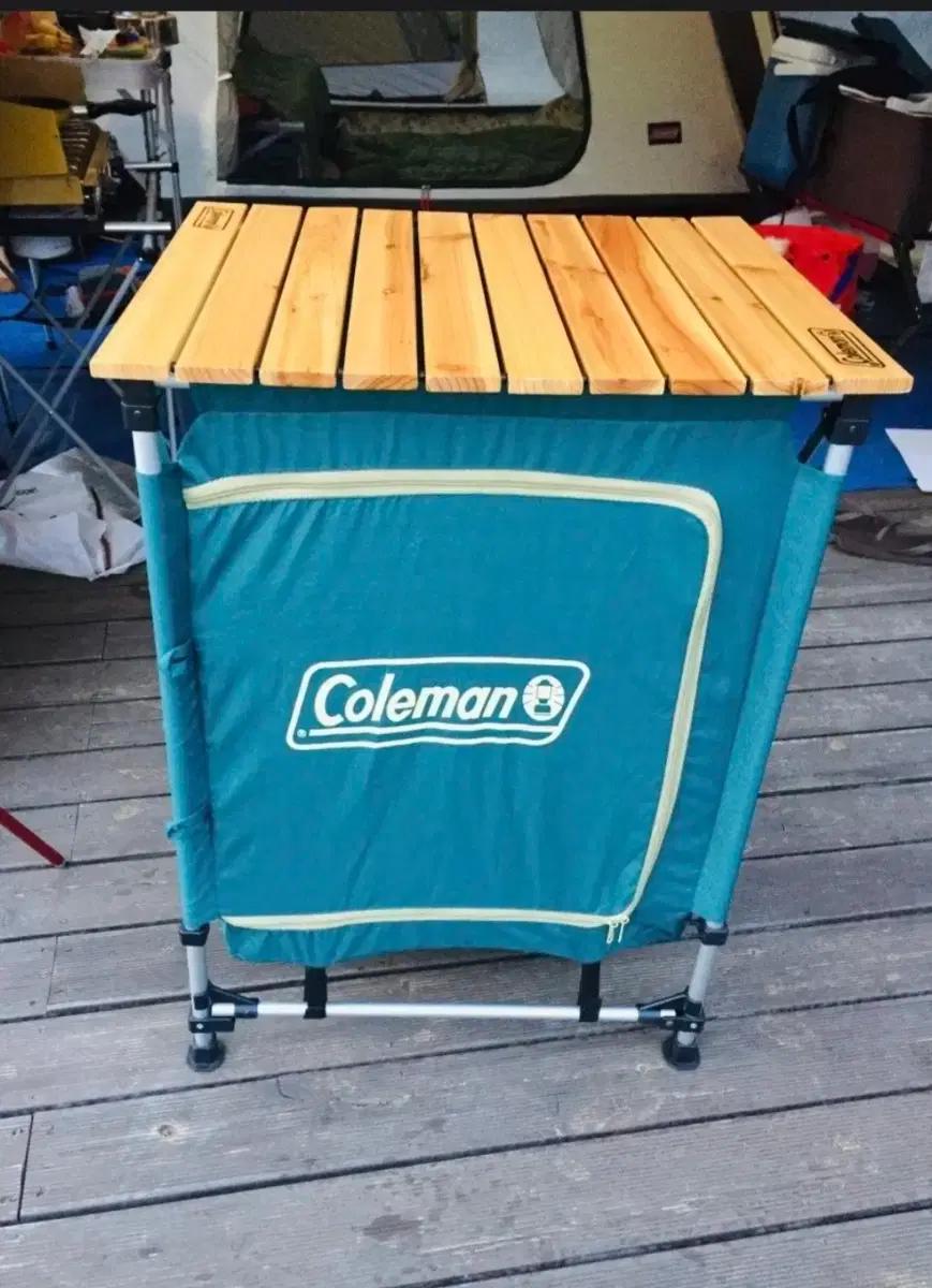 콜맨 폴더블 쉘프 우드 캠핑 테이블 팔아요