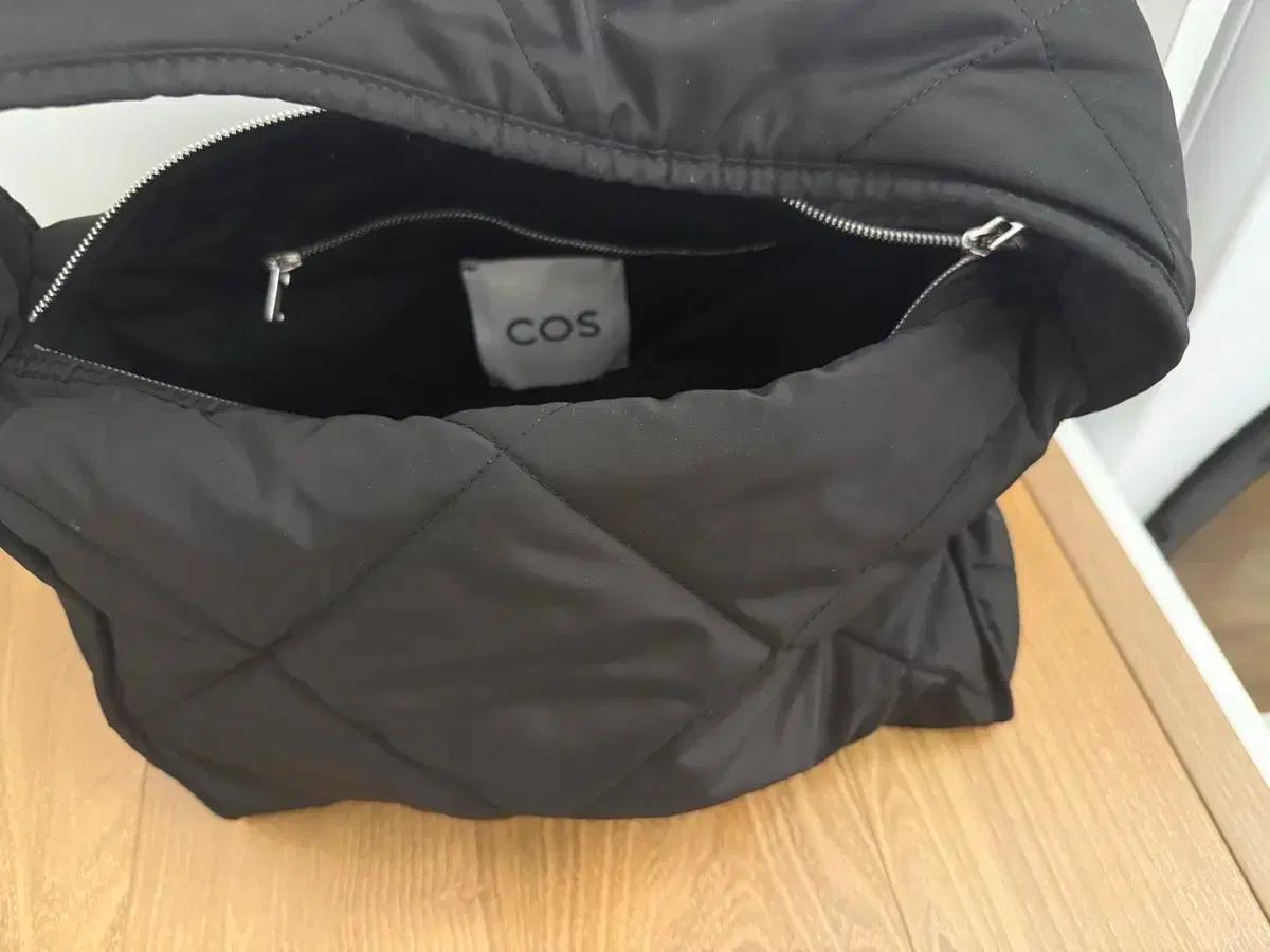 COS 다이아몬드 퀼티드 핸드백