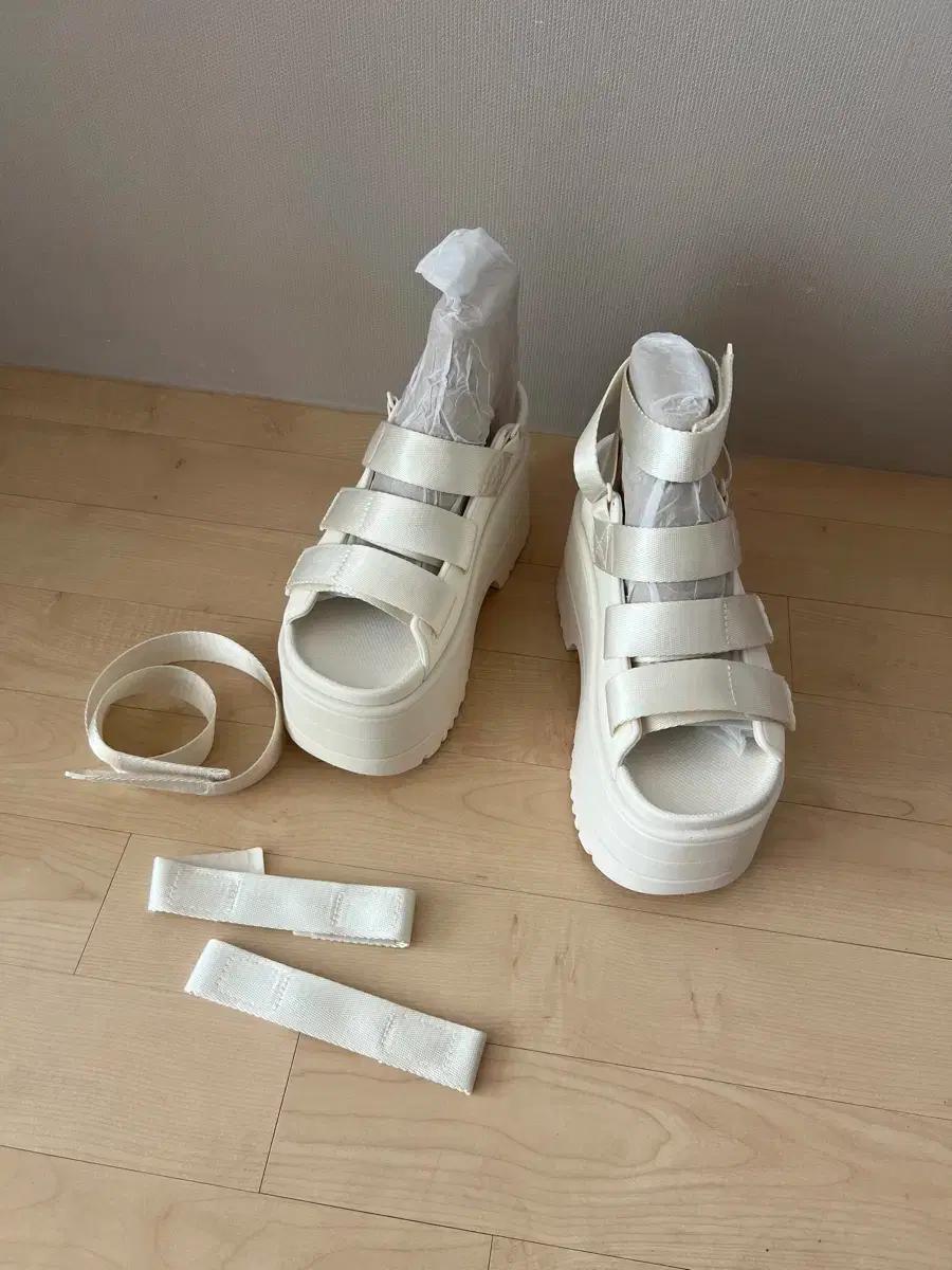 UGG 어그 골든글로우 하이 플랫폼 스트랩 슬라이드 샌들 250