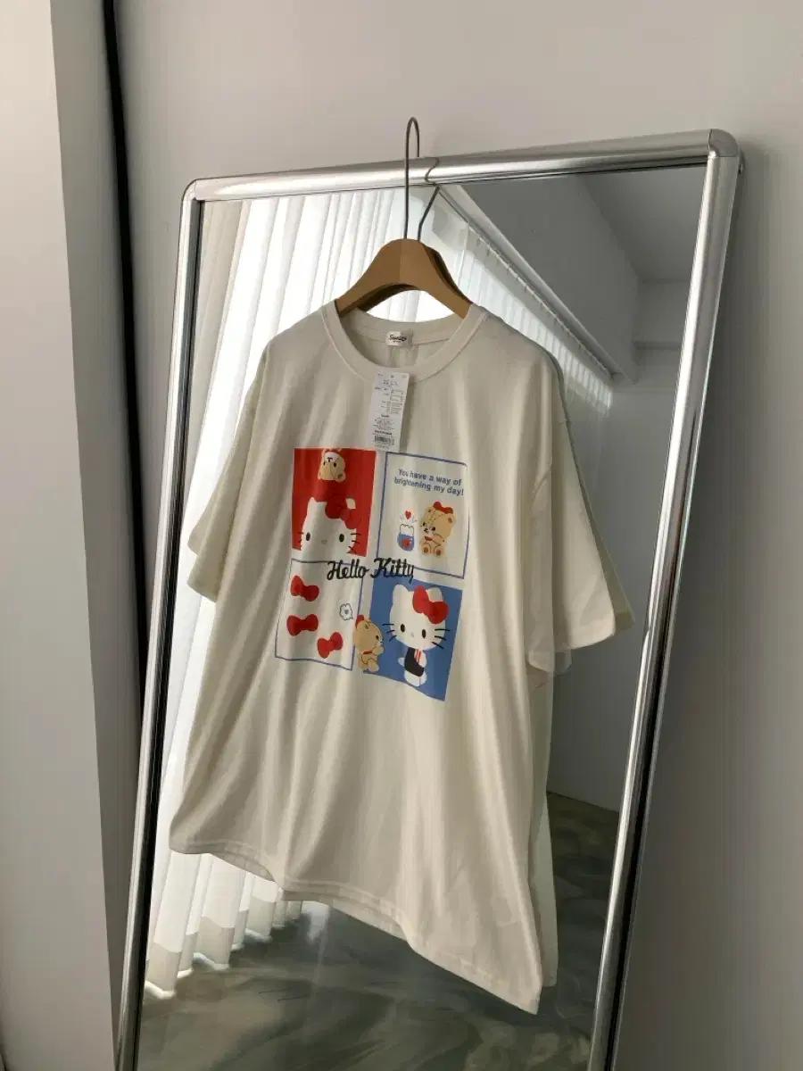 Hello Kitty 헬로키티 산리오 25ss 라이센스 반팔 티셔츠