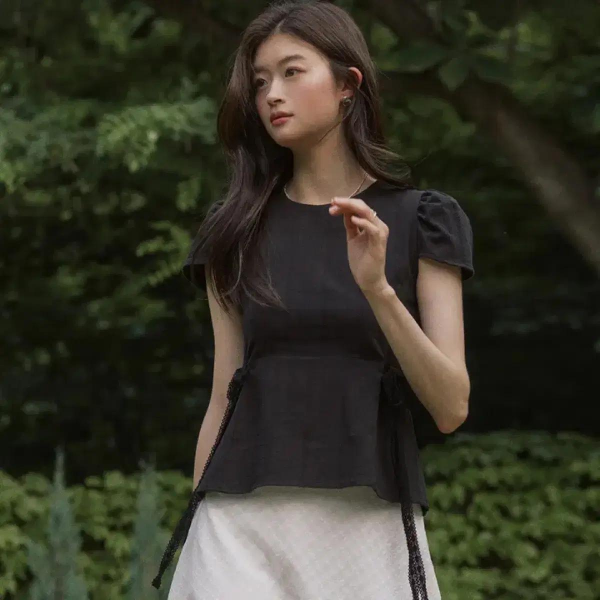 어다울 사이드 리본 퍼프 블라우스