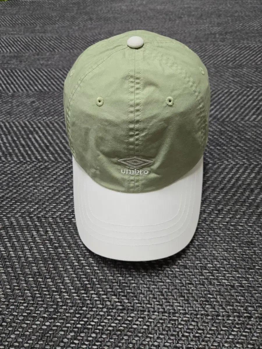 엄브로 25ss 투톤 에센셜 볼캡