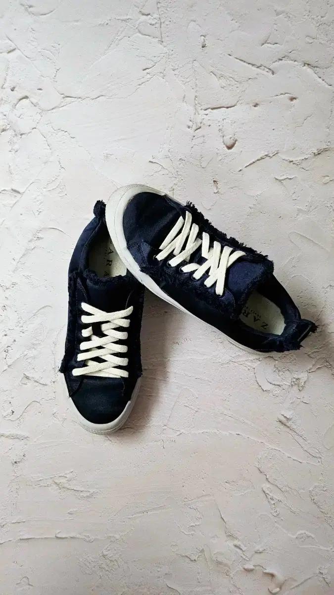 ZARA 실크 새틴 프릴 럭셔리한 스니커즈 광택나는 네이비 235