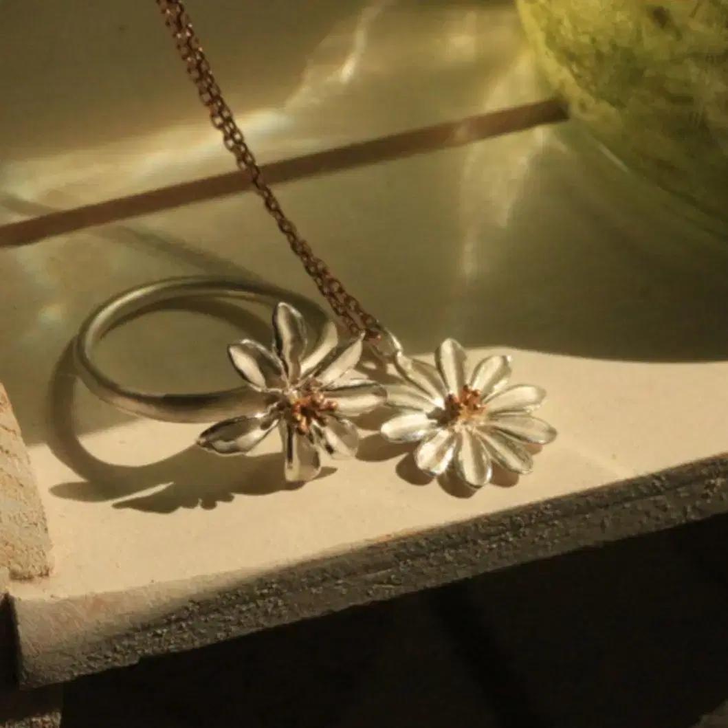 덴브공방 hepatica necklace | 노루귀꽃 데이지 여름 실버