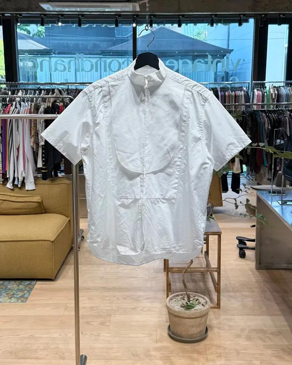 더 로우 화이트 카라 하프 셔츠