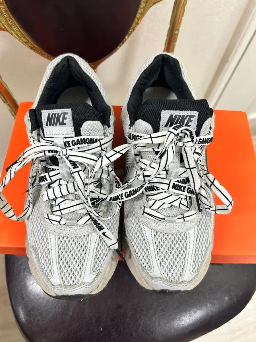 나이키 줌 보메로 5 스니커즈245